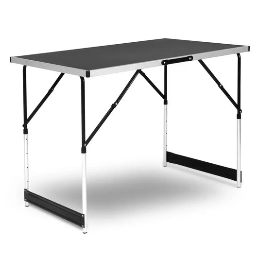 Een zwarte, vouwbare tafel met aluminium frame en verstelbare poten, geschikt voor kampeer- en feestgebruik. Compact ontwerp voor gemakkelijke opslag en transport.