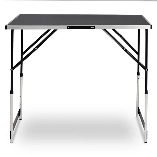 Een zwarte, vouwbare tafel met aluminium frame en zwart oppervlak, geschikt voor kampeer- en feestgebruik. Compact ontwerp met verstelbare poten voor stabiele ondersteuning.