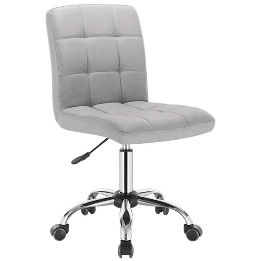Grijze, gestoffeerde bureaustoel met tufted bekleding en glanzende metalen basis met wieltjes. Ideaal voor kantoor- of thuiswerking, comfortabel en stijlvol ontworpen.