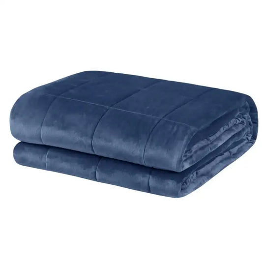 Donkerblauwe, zacht fluweelachtige deken met gestikte panelen, opgevouwen en klaar voor gebruik. Ideaal voor comfortabele slaap en ontspanning in de woonkamer of slaapkamer.