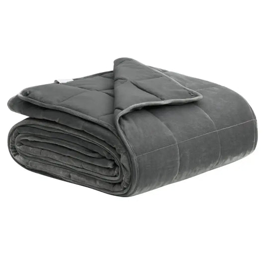 Grijs, zacht fluweeldeken met gestikte panelen, opgevouwen en klaar voor gebruik. Ideaal voor comfortabele slaap of ontspanning in de woonkamer.