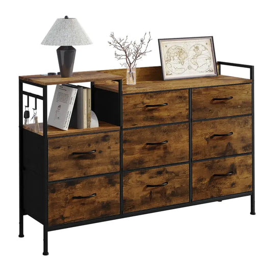 Een industriële dressoir met donkerbruine houten fronten en zwarte metalen frame, voorzien van acht laden met zwart handvat en een opbergvak met stroomaansluiting, geschikt voor slaapkamer of woonkamer.