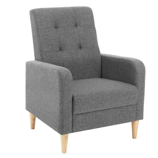 Grijze, gestoffeerde fauteuil met knopjes op de rug en houten poten, geschikt voor woonkamer of slaapkamer. Modern design met comfortabele zitting voor ontspanning.