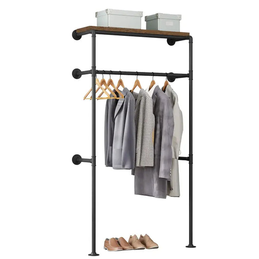 Een industriële kledingkast met zwart metaal en houten plank, voorzien van hangers met grijze jassen en beige schoenen. Ideaal voor kleine ruimtes en moderne interieurs.