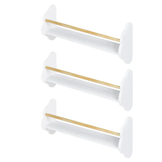 Wit houten wandplank met houten balk voor kinderkamer, geschikt voor boeken en decoratie. Ideaal voor babykamer of kinderkamer met minimalistisch design.