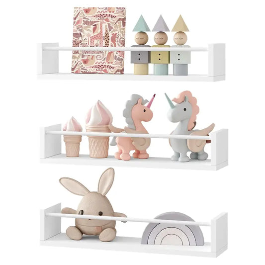 Wit wandplank met drie niveaus, versierd met pastelkleurige unicornen, ijsjes, een konijntje en een regenboogplaat, ideaal voor kinderkamerdecoratie of speelgoedopslag.