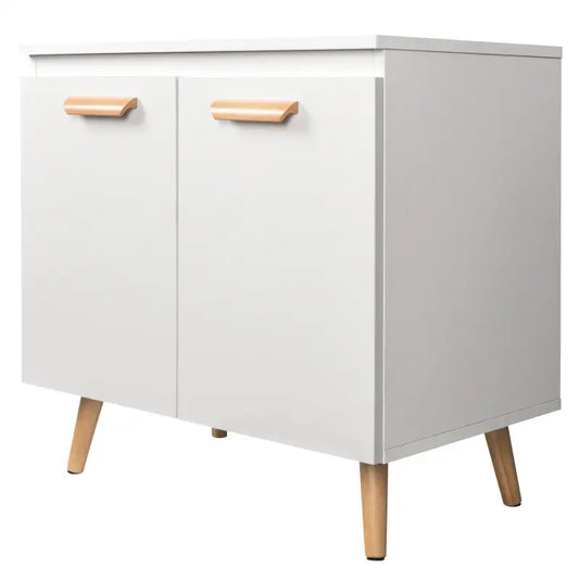 Een witte, minimalistische badkamerkast met houten handgrepen en poten, geschikt voor moderne badkamers. Geschikt voor kleine ruimtes en biedt opslag voor toiletries en badartikelen.