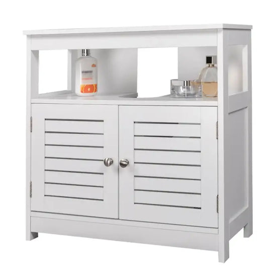 Een witte badkamerkast met schuifdeuren en zilveren knoppen, voorzien van een bovenste plank met toiletries. Ideaal voor badkameropslag en een moderne, minimalistische look.