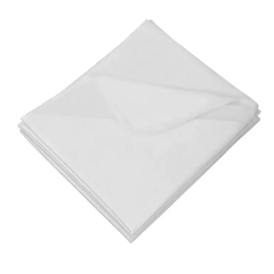 Wit, waterafstotend matrasdek met zichtbare vlekken, getoond op een gestikt wit matras. Geschikt voor kinderen en baby’s, met een zachte, beschermende dekking.