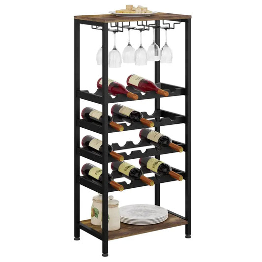 Een hoge, zwart metalen wijnrek met houten planken, gevuld met rode wijnflessen en hangende wijnglazen, geschikt voor wijnopslag in de keuken of woonkamer.