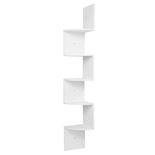 Een witte, moderne wandplank met vijf schuine planken, geschikt voor minimalistische interieurs. Ideaal voor het opbergen van boeken of decoratieve objecten in een kleine ruimte.