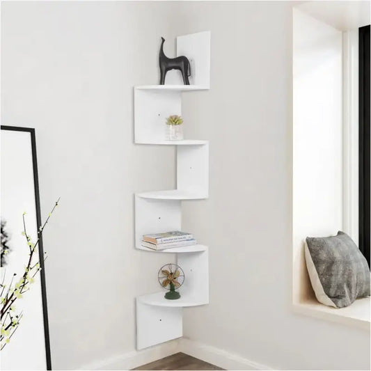 Een witte, minimalistische wandplank met vijf schuine niveaus, geschikt voor moderne interieurs. Ideaal voor het opbergen van boeken of decoratieve objecten in een stijlvolle, ruimtebesparende manier.