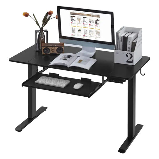 Zwarte verhoogbare werkplek met ondersteunende toetsenbordlade, voorzien van een monitor, boek en decoratieve tulpen. Ideaal voor thuisbureau of kantoor, met moderne, functionele design.