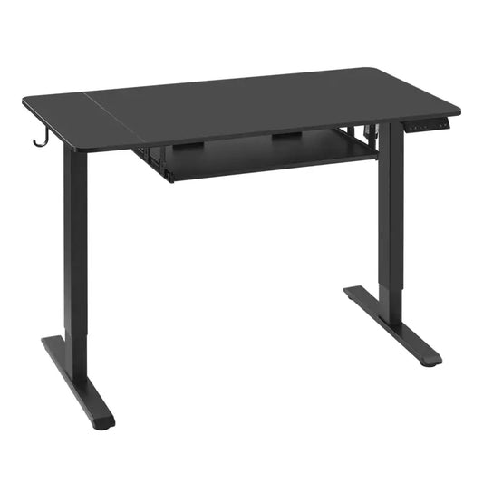 Zwarte verhoogbare werkplek met ondersteunende toetsenbordlade, voorzien van een monitor, boek en decoratieve tulpen. Ideaal voor thuisbureau of kantoor, met moderne, functionele design.