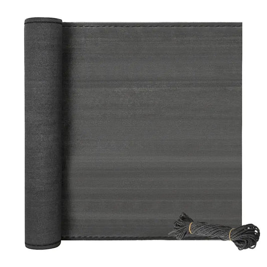 Zwarte, gestreepte yoga mat van textiel, gerold en met een bundel touw. Geschikt voor yoga, pilates en andere vloeractiviteiten.