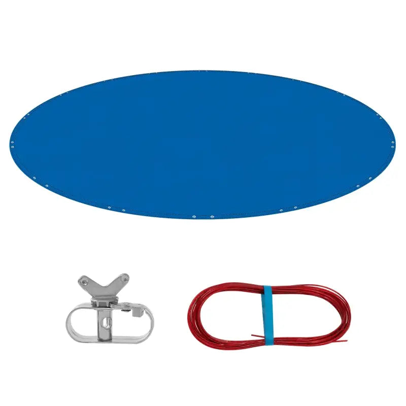 Blauwe, ronde zwembaddeksel met zichtbare metalen ophangingen en een rood kabeltje. Geschikt voor zwembaddeksel installatie en onderhoud.
