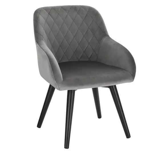 Grijze fluwelen eetkamerstoel met diamantstikwerk en zwarte, gestileerde poten. Ideaal voor moderne interieurs en als comfortabele zithoek in de eetkamer of woonkamer.