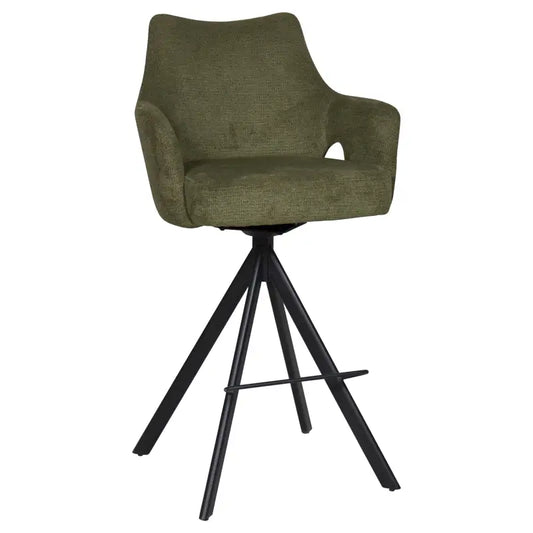 Groene, textielbeklede barstoel met armleuningen en zwart metalen driepoot, geschikt voor moderne keukens of eetkamers. Stijlvolle designstoel voor comfortabele zitplek.