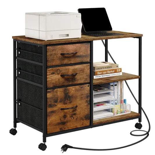 Een mobiele bureau met drie houten laden en open vakken, voorzien van wieltjes en een stekkerkabel, geschikt voor kantoor- of thuiswerkplek.