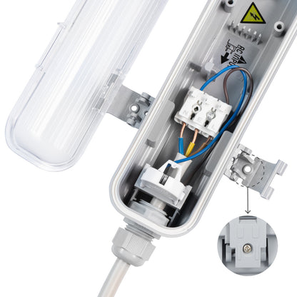 Grijze, waterdichte LED-buisverlichting met IP65-klasse, geschikt voor buiten- en industriële toepassingen. Zichtbare 22W-LED-tube en waterdruppels benadrukken de weerbestendigheid.