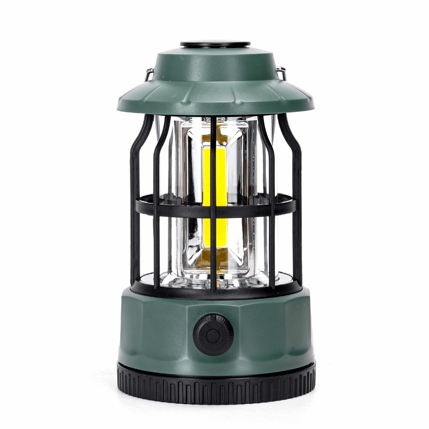 Groene, waterdichte zaklamp met zichtbare LED-verlichting en zwarte metalen kooi, geschikt voor avonturen en nachttochten. Inzoom op batterijcompartiment en gebruik in een kelder.
