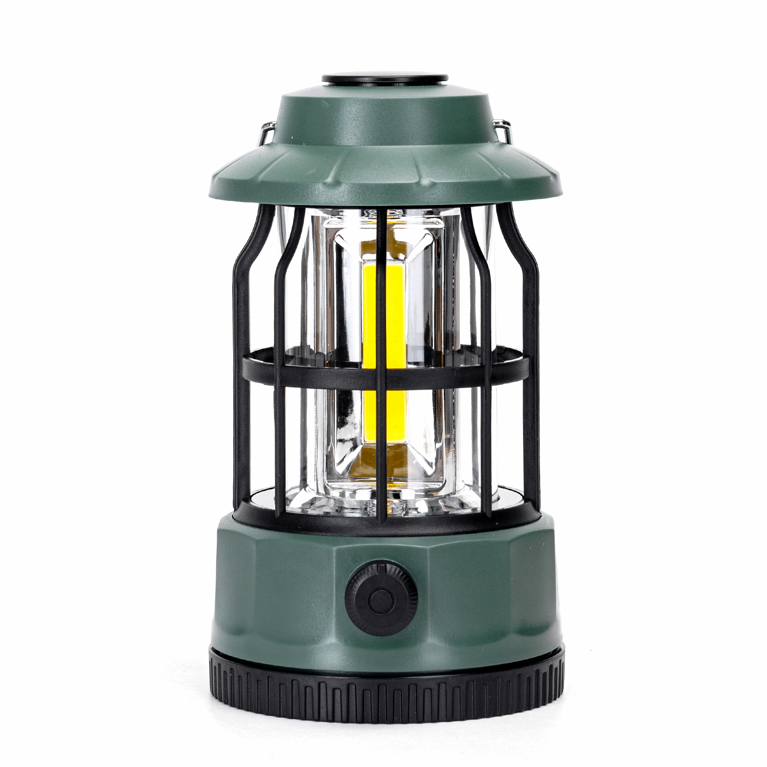 Groene, waterdichte zaklamp met zichtbare LED-verlichting en zwarte metalen kooi, geschikt voor avonturen en nachttochten. Inzoom op batterijcompartiment en gebruik in een kelder.