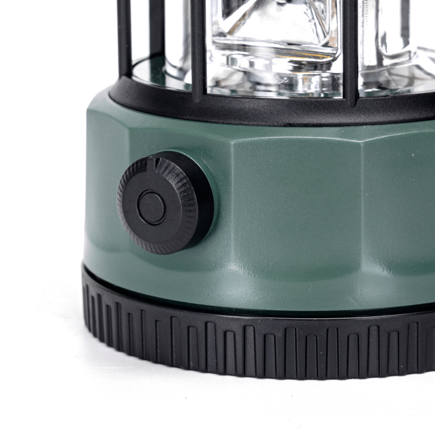 Groene, waterdichte zaklamp met zichtbare LED-verlichting en zwarte metalen kooi, geschikt voor avonturen en nachttochten. Inzoom: batterijcompartiment en gebruik in een kelder.