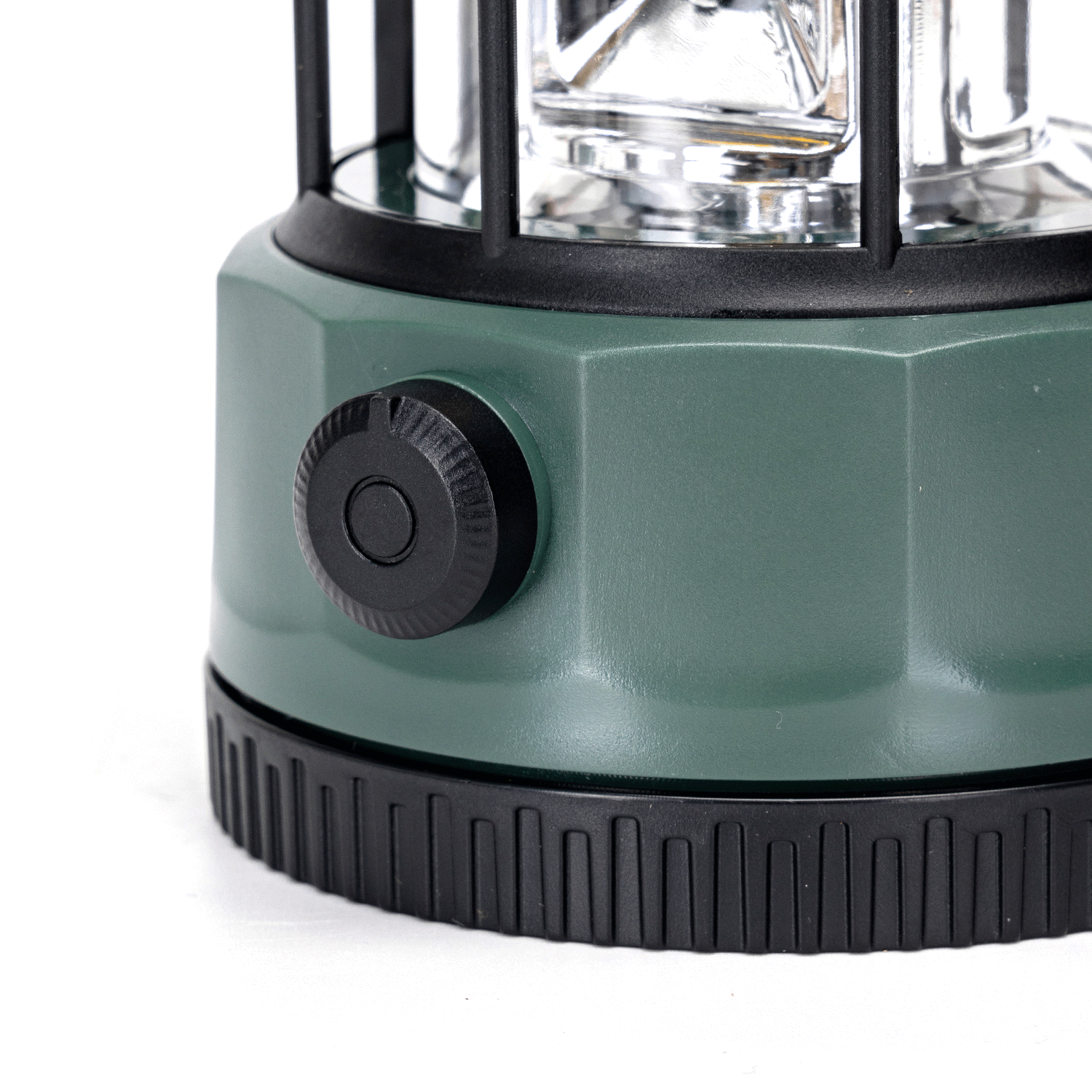 Groene, waterdichte zaklamp met zichtbare LED-verlichting en zwarte metalen kooi, geschikt voor avonturen en nachttochten. Inzoom: batterijcompartiment en gebruik in een kelder.
