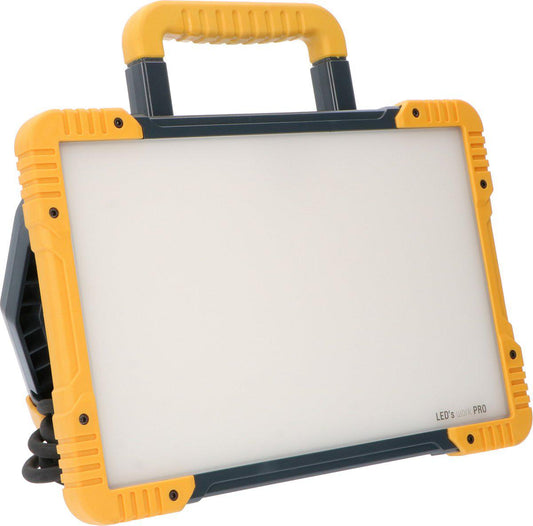 Een robuuste, gele LED werklamp met zwart frame en handvat, uitgerust met een helder wit lichtpaneel en de tekst 'LED's work PRO'. Geschikt voor professioneel gebruik in workshops of op bouwplaatsen.
