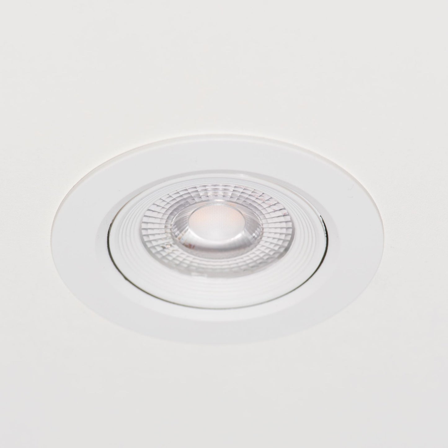 Drie witte LED spotlights met zichtbare COB-chip en metalen montagearmen, geschikt voor inbouwverlichting in woon- en commerciële ruimtes.