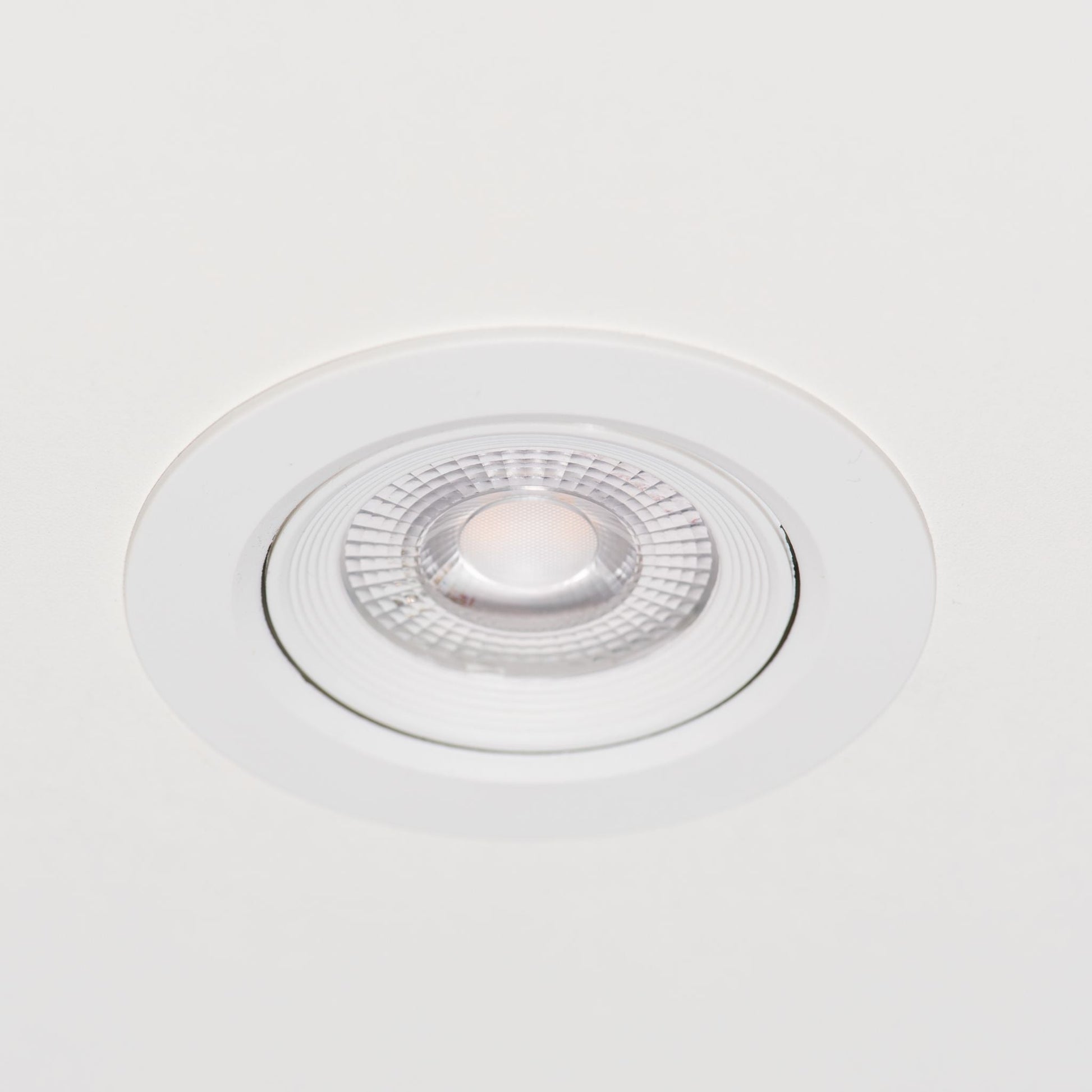 Drie witte LED spotlights met zichtbare COB-chip en metalen montagearmen, geschikt voor inbouwverlichting in woon- en commerciële ruimtes.