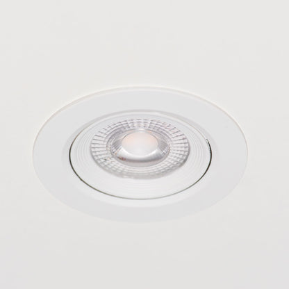 Drie witte LED spotlights met zichtbare COB-chip en metalen montagearmen, geschikt voor inbouwverlichting in woon- en commerciële ruimtes.