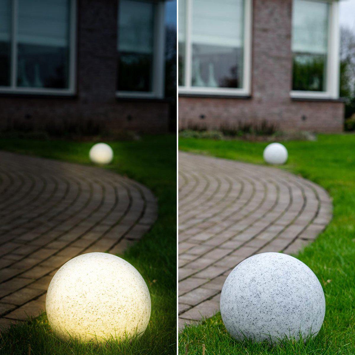 Grote, lichtgrijze tuinsfeer met donkere stippen, geïnspireerd op graniet, bevestigd aan zwarte stekkerpinnen voor gemakkelijke installatie in de tuin of op het terras. Ideaal voor buitenverlichting en decoratieve tuinverlichting.
