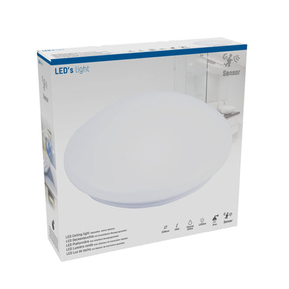 Een witte, ronde plafondlamp met een gladde, mat witte diffuser en een zilverkleurige rand. Geschikt voor moderne interieurs en als energiezuinige verlichting in woon- en werkkamers.
