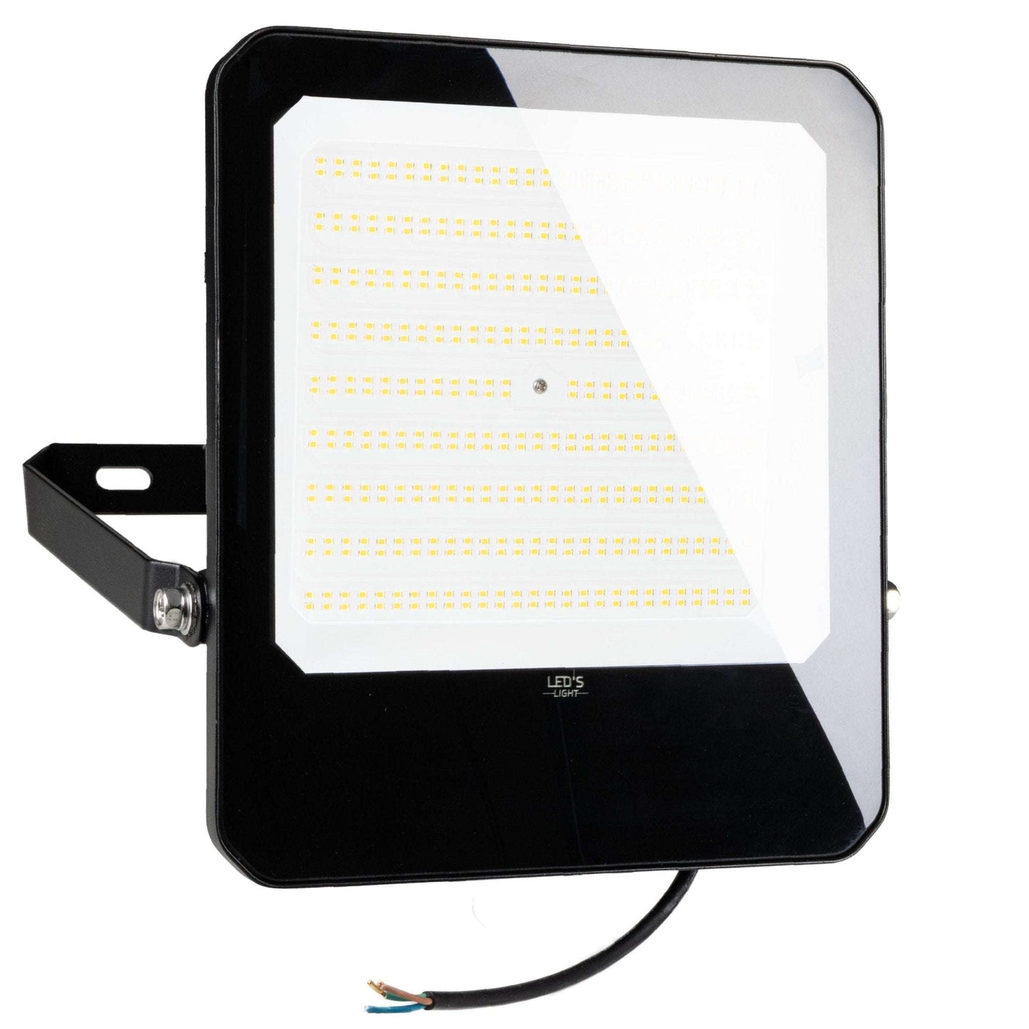 Zwart LED-fluorescentie licht met zichtbare LED-rijen en montagearm, geschikt voor buitenverlichting. Geïntegreerd kabelstuk zorgt voor eenvoudige installatie.