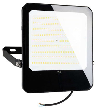 Zwart LED-fluorescentie licht met zichtbare LED-rijen en montagearm, geschikt voor buitenverlichting. Geïntegreerd kabelstuk zorgt voor eenvoudige installatie.