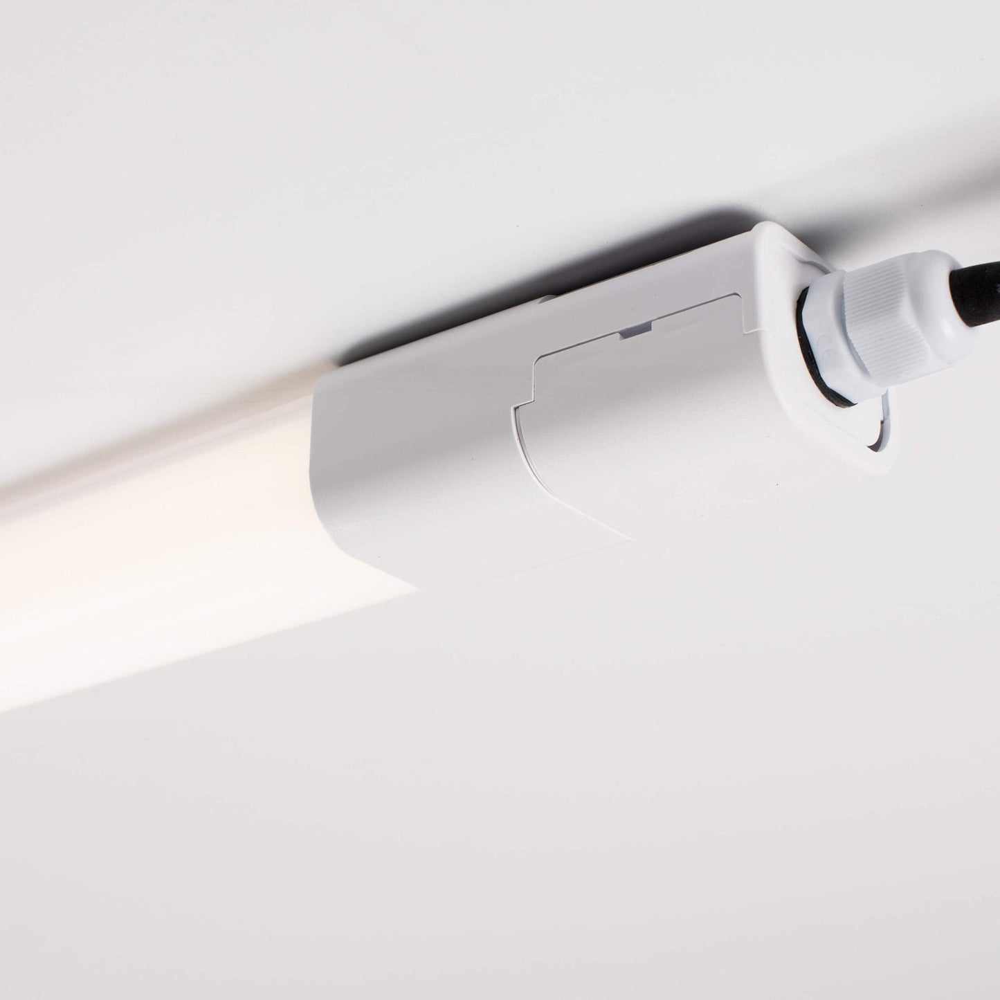 Een witte, langwerpige LED-lamp met IP65 beschermdheid en een zichtbare verpakking. Geschikt voor gebruik in keukens, badkamers of industriële ruimtes waar waterbestendigheid essentieel is.