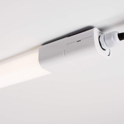 Een witte, langwerpige LED-lamp met IP65 beschermdheid en een zichtbare verpakking. Geschikt voor gebruik in keukens, badkamers of industriële ruimtes waar waterbestendigheid essentieel is.