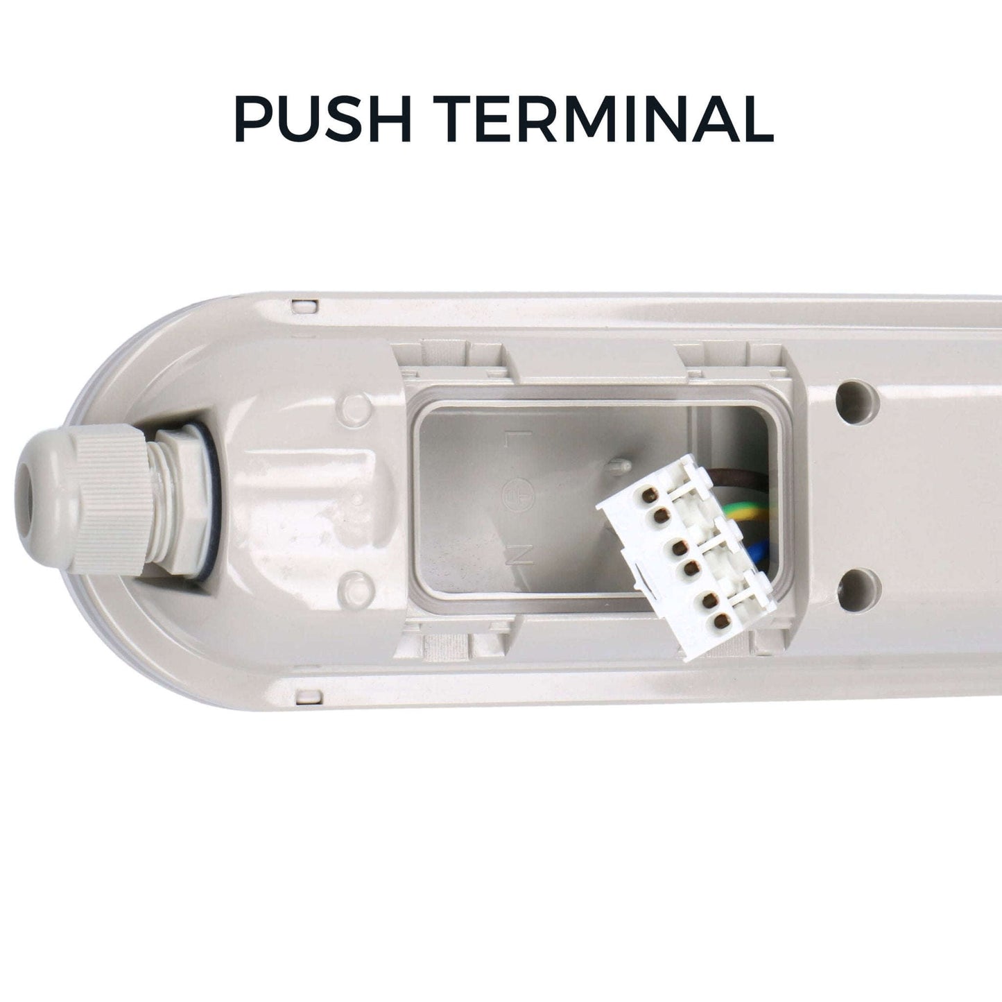 Een witte, moderne LED-verlichting met een glanzende kap en een textuurrijke behuizing, geschikt voor industriële of commerciële ruimtes. Zichtbaar D-keurmerk in de hoek.