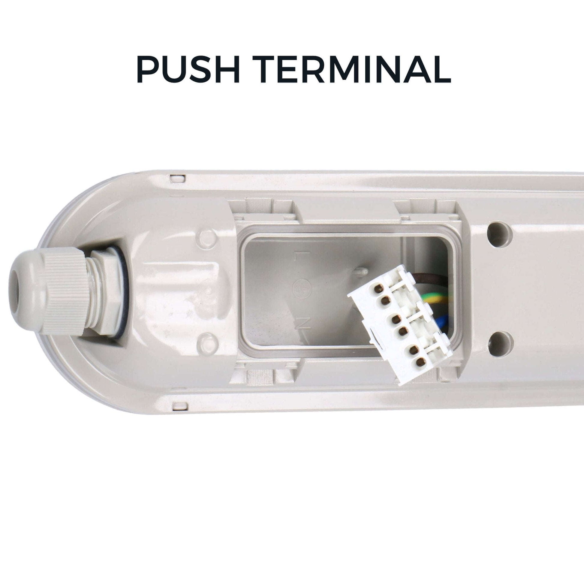 Een witte, moderne LED-verlichting met een glanzende kap en een textuurrijke behuizing, geschikt voor industriële of commerciële ruimtes. Zichtbaar D-keurmerk in de hoek.