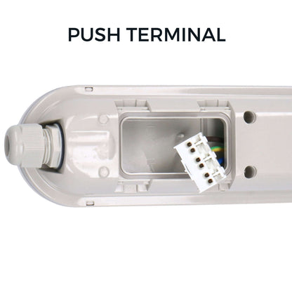 Een witte, moderne LED-verlichting met een glanzende kap en een textuurrijke behuizing, geschikt voor industriële of commerciële ruimtes. Zichtbaar D-keurmerk in de hoek.