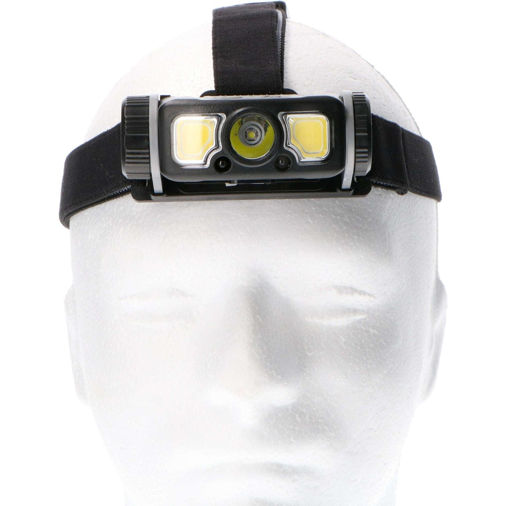 Zwart hoofdlamp met drie LED-verlichtingsmodules en verstelbare band, geïnstalleerd op een mannequin. Geschikt voor avonturen, klimmen en nachtwerk – robuust en lichtkrachtig.