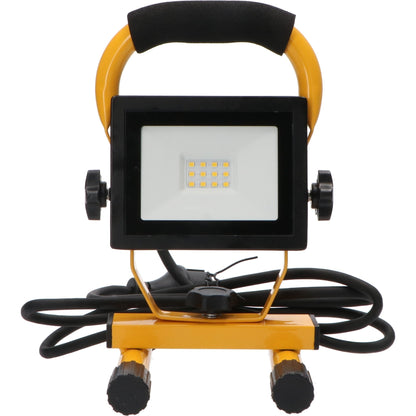 Een gele, opvouwbare LED-werklicht met zwart handvat en voetstuk, uitgerust met een stekker en verstelbare arm voor gebruik op bouwplaatsen of in de garage.