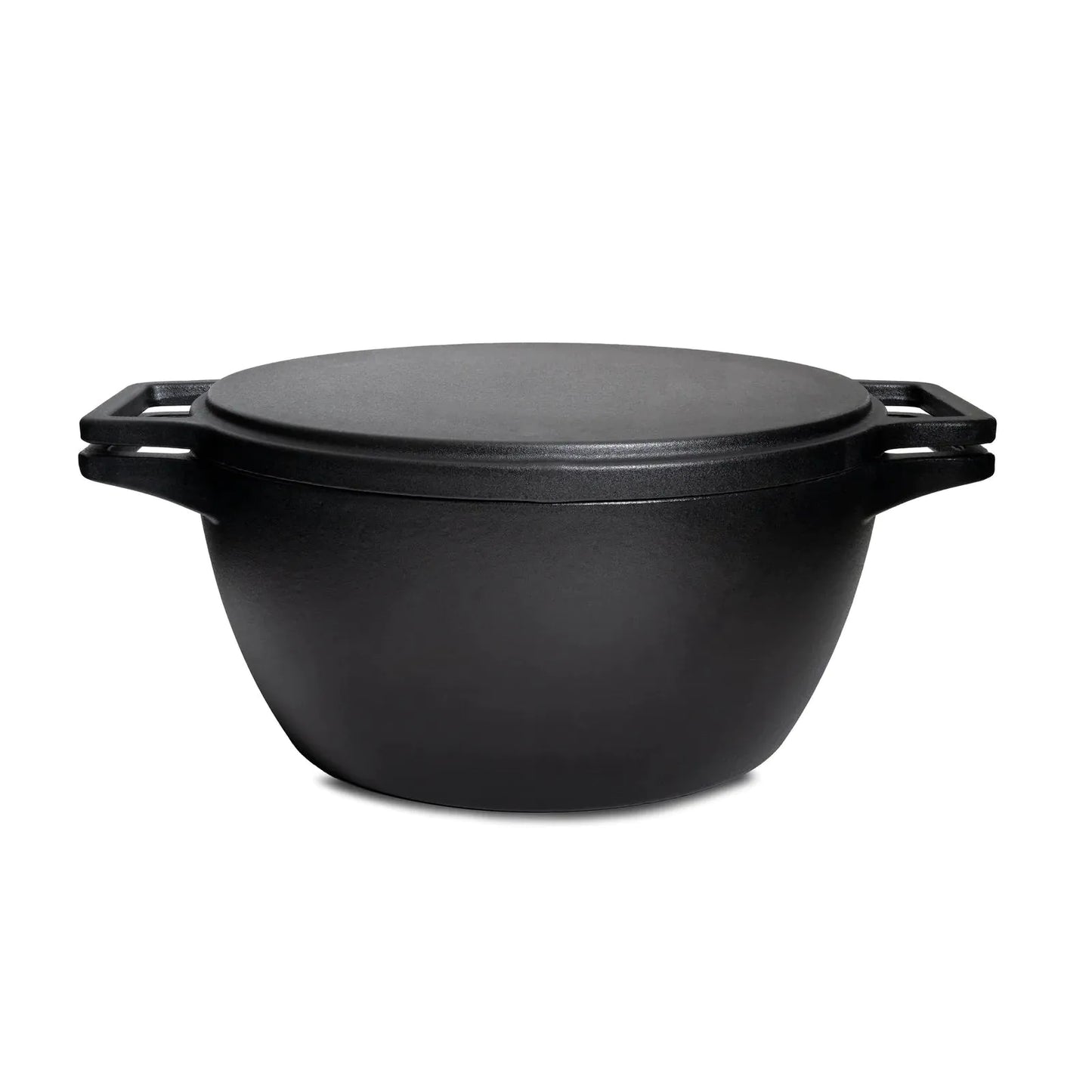 Zwarte kookpan met deksel en stevige handvatten, gemaakt van koolstofstaal voor duurzame kookresultaten. Ideaal voor barbecue en open vuur koken.