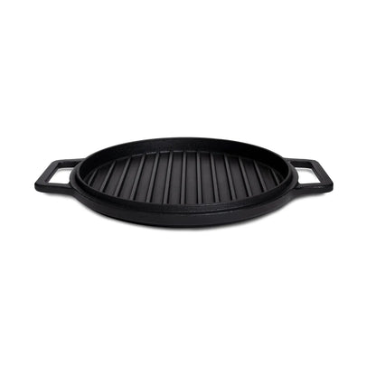 Zwarte kookpan met deksel en handvatten, gemaakt van robuust ijzer. Perfect voor kampvuur of barbecue koken, duurzaam en geschikt voor hoge temperaturen.