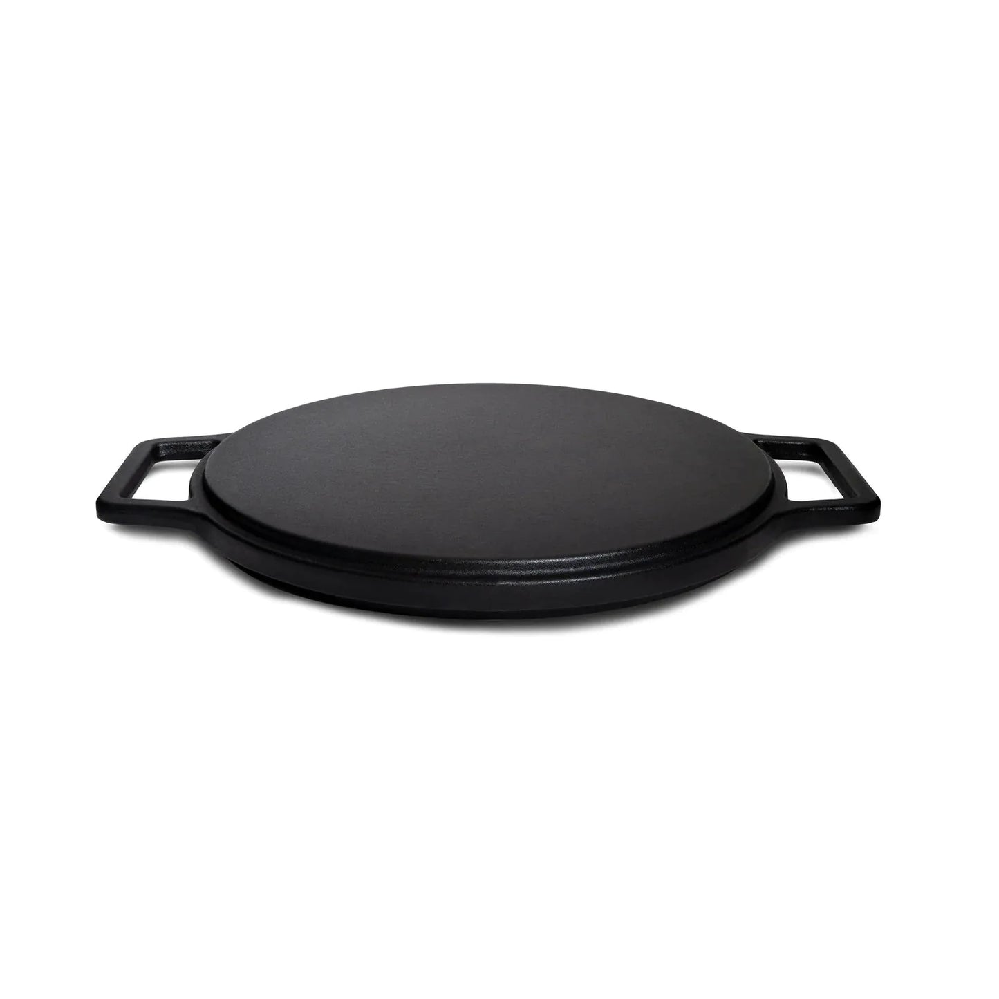 Zwarte kookpan met deksel en handvatten, gemaakt van robuust ijzer voor hoge hittebestendigheid. Perfect voor grillen en koken op de open haard of in de oven.