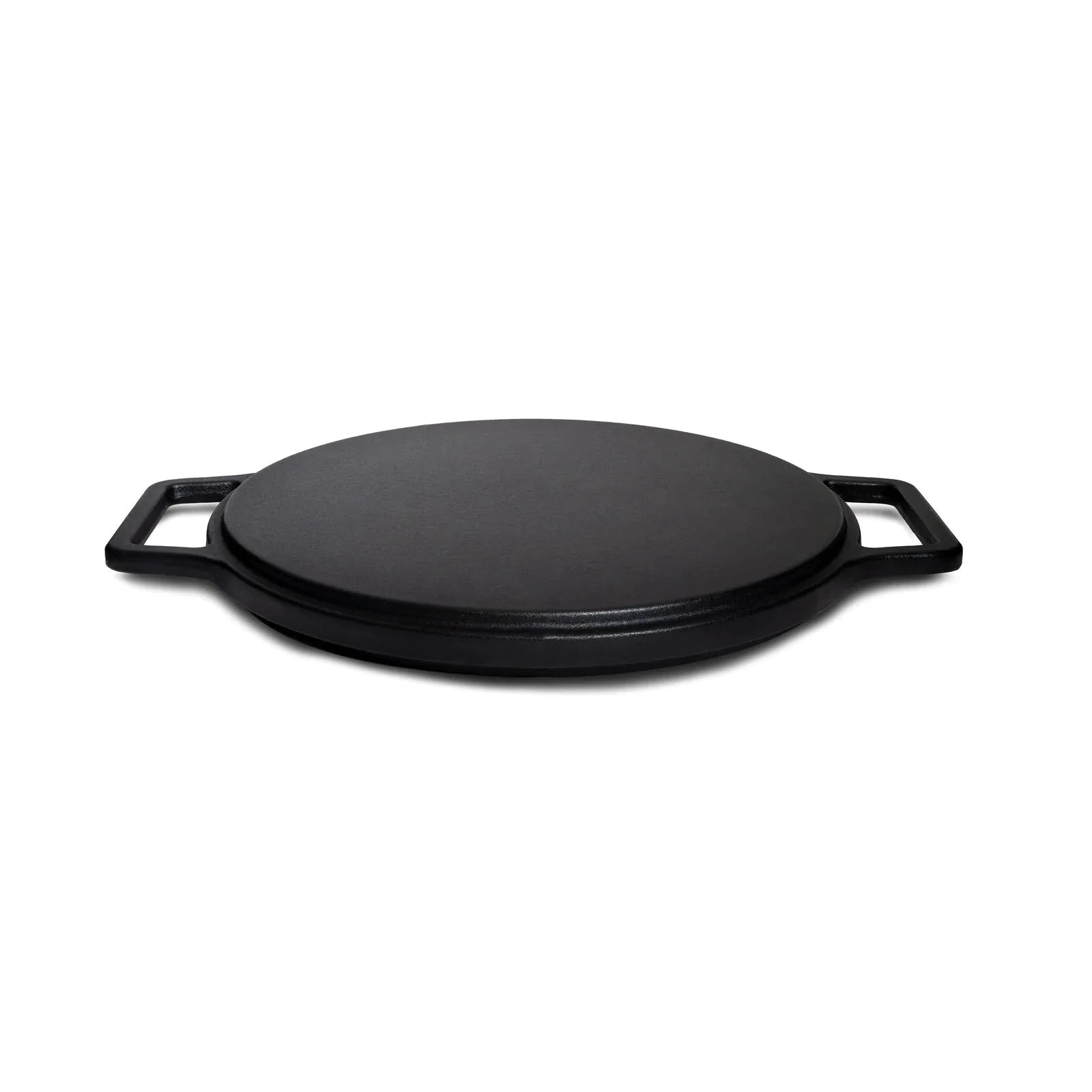 Zwarte kookpan met deksel en handvatten, gemaakt van robuust ijzer voor hoge hittebestendigheid. Perfect voor grillen en koken op de open haard of in de oven.