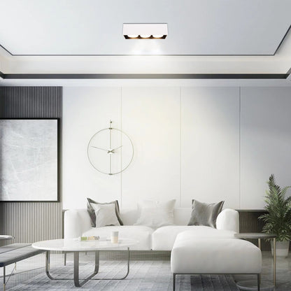 Zilverkleurige LED-badkamerlamp met drie ronde lichtbronnen, geïntegreerd in een rechthoekige behuizing. Geleverd in witte verpakking met productdetails voor badkamerverlichting.