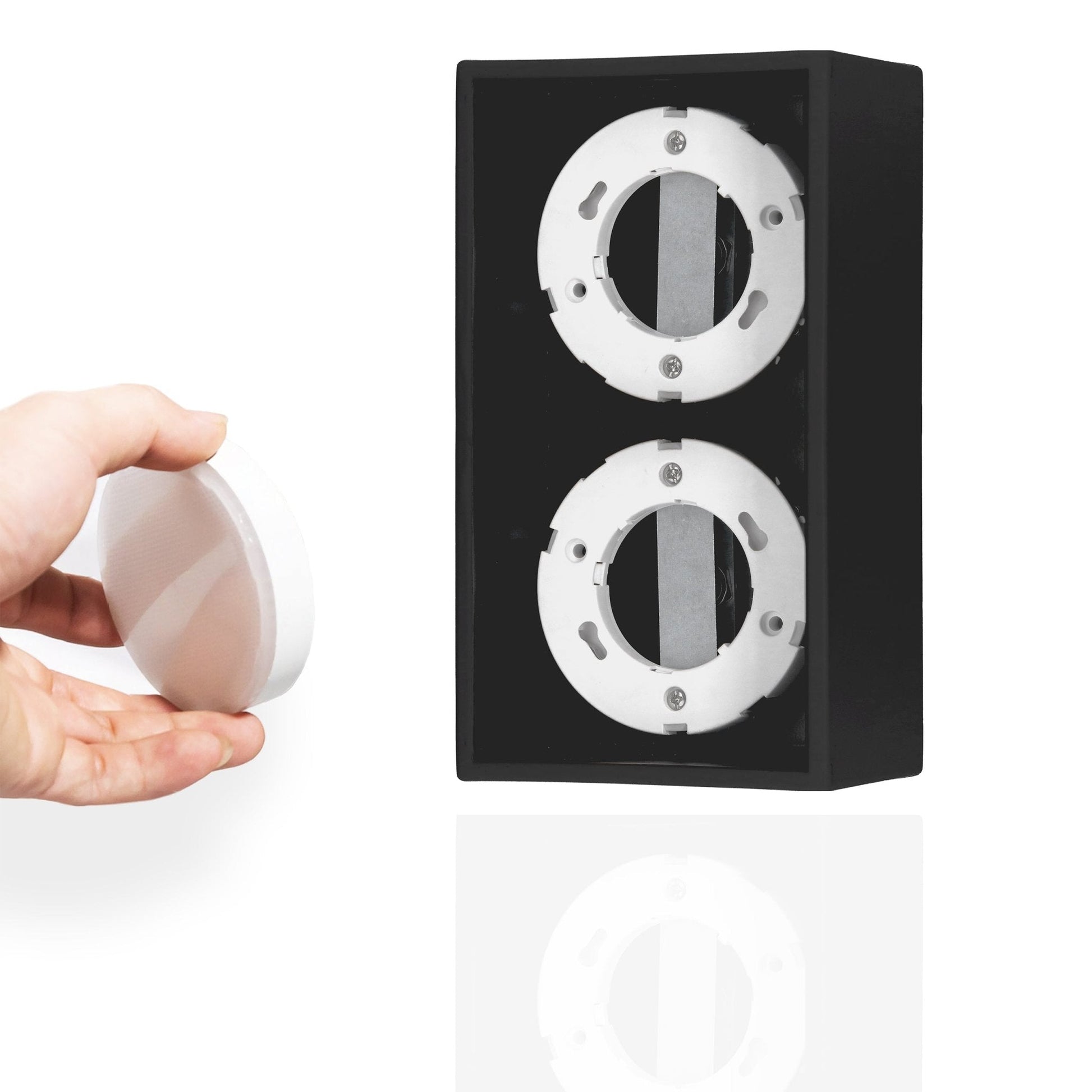 Zwart, rechthoekig LED-plafondlampenpaneel met twee GX53 lampen, geïntegreerd in de verpakking. Modern design voor minimalistische interieurs en energiezuinige verlichting.