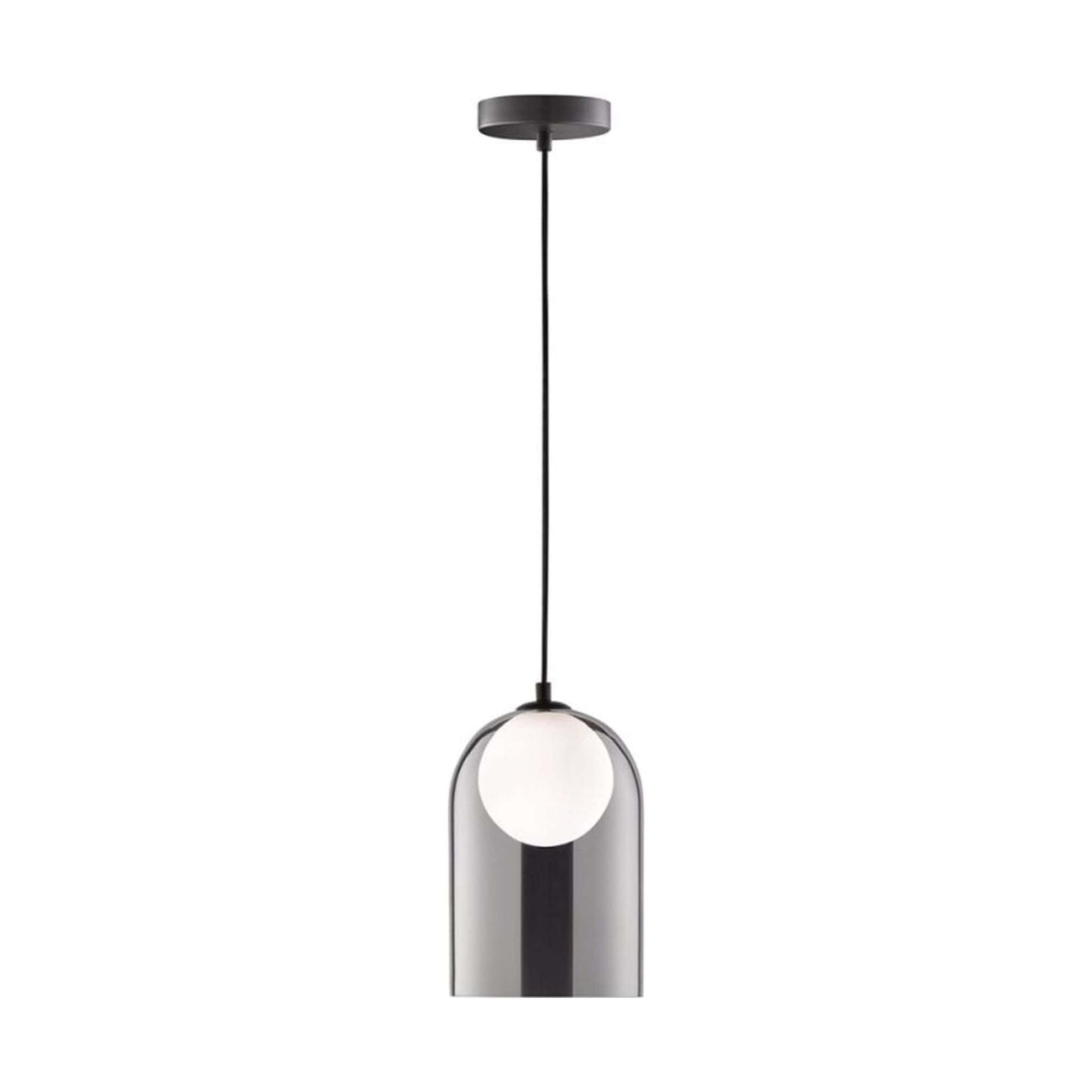 Een moderne hanglamp met glazen kap en zwart metaal, uitgerust met een witte bolvormige lampenkap. Ideaal voor minimalistische interieurs en als accentverlichting in woon- of eetkamers.
